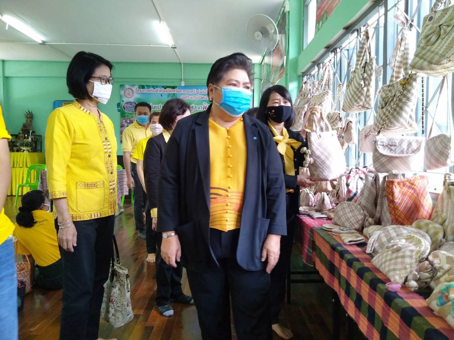 ต้อนรับคณะผู้บริหารและลงพื้นที่เพื่อตรวจติดตามการดำเนินโครงการ/กิจกรรม ณ กลุ่มตัดเย็บเสื้อผ้าบ้านหัวถนน และกลุ่มแปรรูปผลิตภัณฑ์จากผ้าฝ้าย ผ้าขาวม้าบ้านดง จังหวัดขอนแก่น